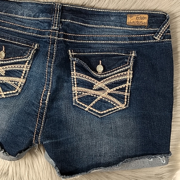 Reign roll cuff shorts Size 13 Curvy, Junior (36") - Picture 12 of 15